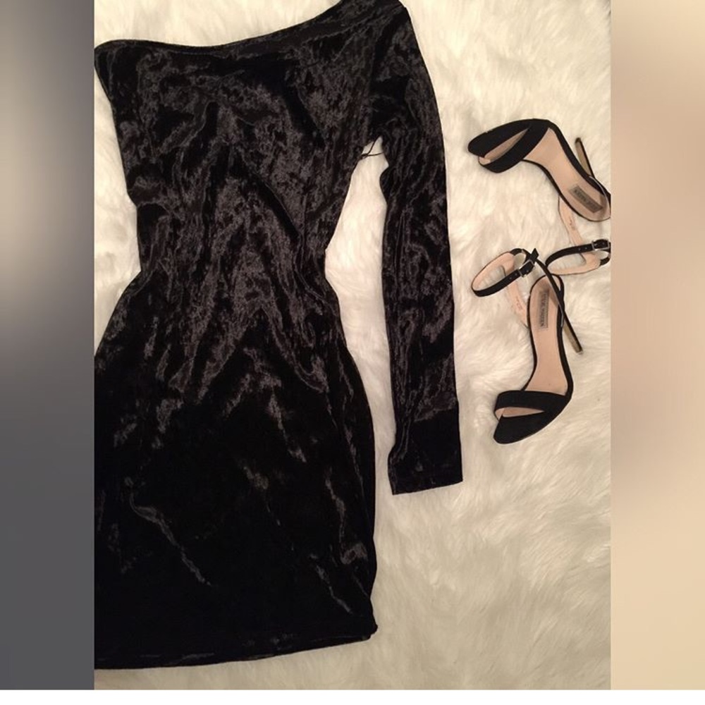 One sleeve velvet dress